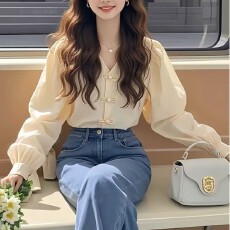 批发小衫新中式杏色盘扣<b class='q'>长袖</b><b class='q'>衬衫</b>2026新款气质高级感法式上衣<b class='q'>衬衣</b>女装