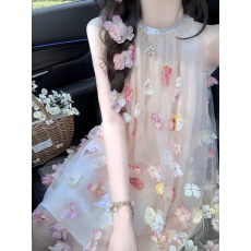 批发高级感精致女孩穿搭连衣裙夏季2026新款挂脖花朵宽松显瘦短裙子