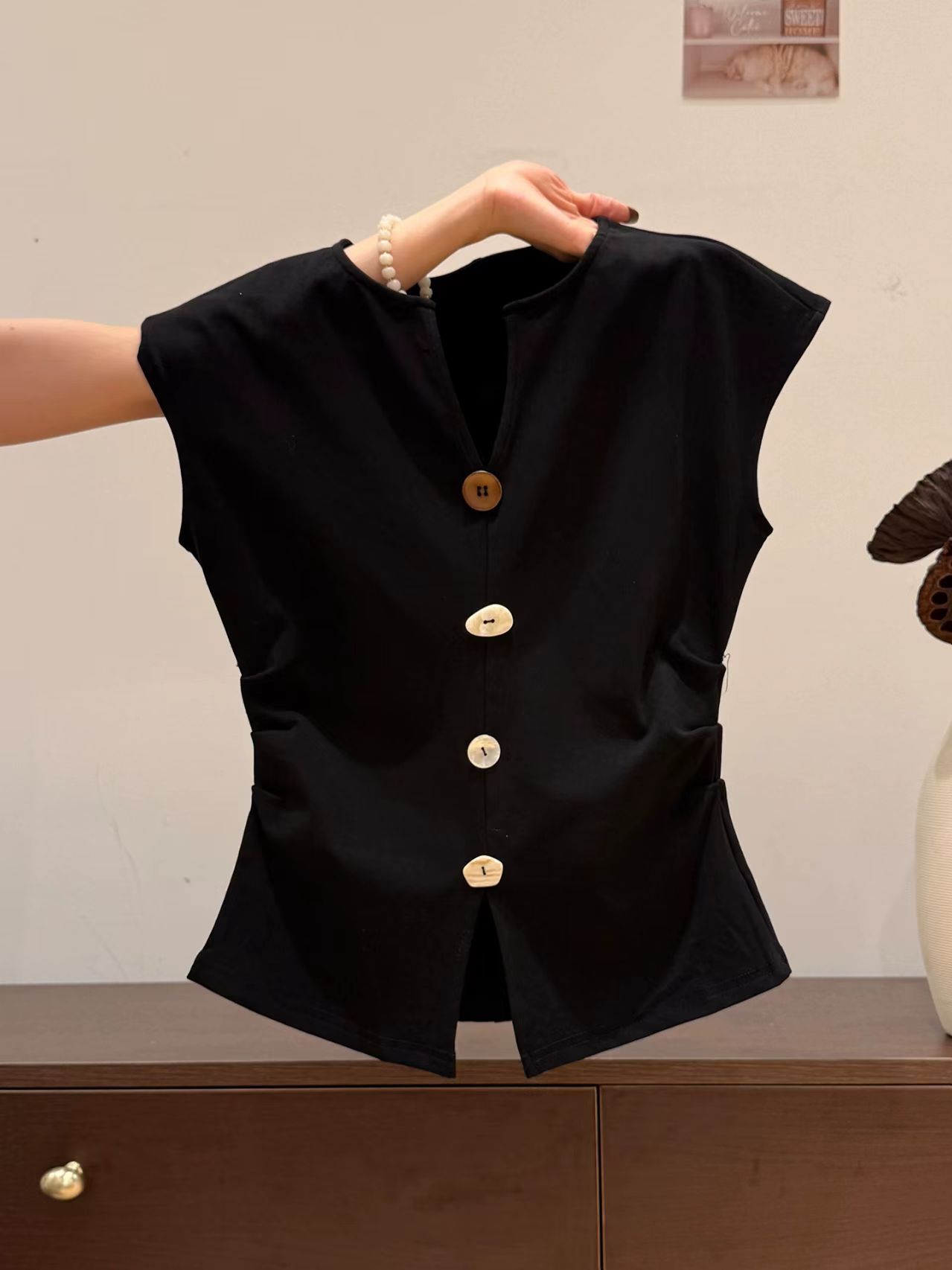 여름 제인 디자인 센스 한 부서 검정색 V넥 반팔 티셔츠 여성 여름 새로운 달콤한 핫걸 허리 수축 주름 몸매 가꾸기 맨위