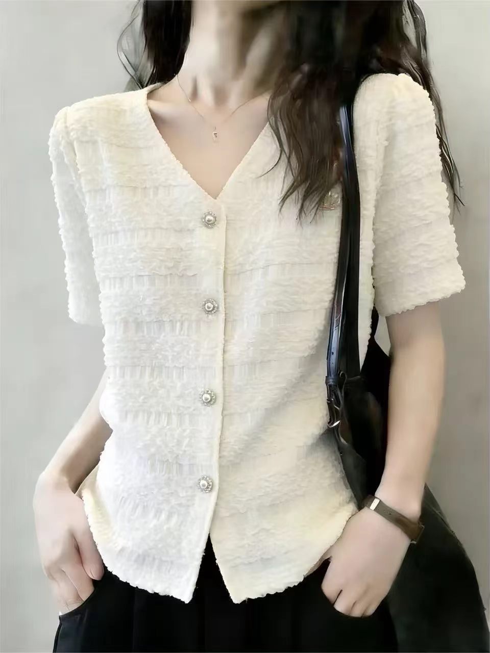 반팔 여성 셔츠 2026 여름 새로운 작은 샤넬 스타일 V넥 긍정적 인 어깨 슬림해 보이는 자이언트 잘 생긴 아름다운 맨위 고급 센스