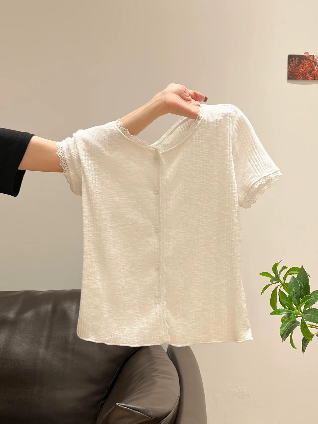 여름 제인 한 부서 화이트 라운드 넥 레이스 레이스 반팔 티셔츠 여성 2026 여름 얇은 스타일 프릴 디자인 센스 맨위