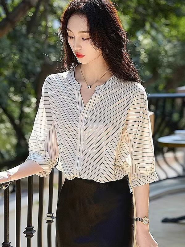 출퇴근 스트라이프 배색 V넥 반팔 여성 셔츠 2026 여름 새로운 미니멀리즘 바람 품격 심지어 소매 루즈핏 셔츠