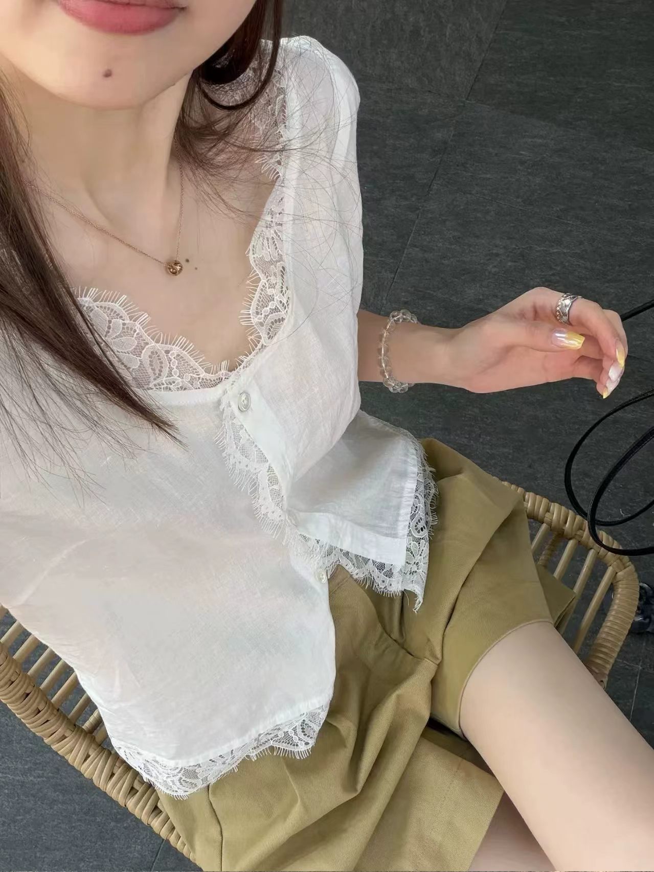 oker 주간 실크 아마 맨위 여성 여름 새로운 레이스 조각 라미 화이트 V넥 작은 셔츠 반팔 여성 셔츠