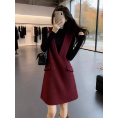 批发独特漂亮冬装一整套跨年氛围感穿搭打底衫红色背带<b class='q'>连衣裙</b><b class='q'>两件套</b>女