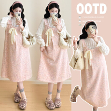 批发实拍2025秋冬新款<b class='q'>孕妇装</b>蕾丝打底<b class='q'>上衣</b>+蝴蝶结粉色减龄背带裙套装