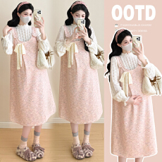 批发实拍2025秋冬孕妇新品粉色蝴蝶结减龄背带裙+蕾丝打底两件套套装