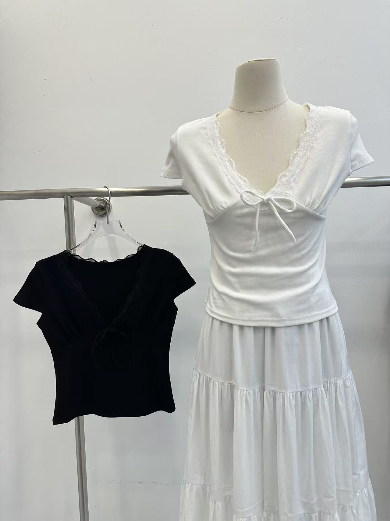 송 긍정적 인 En 화이트 레이스 조각 스트랩 V넥 반팔 티셔츠 여성 여름 몸매 가꾸기 순수한 욕망 디자인 센스 고유 한 맨위