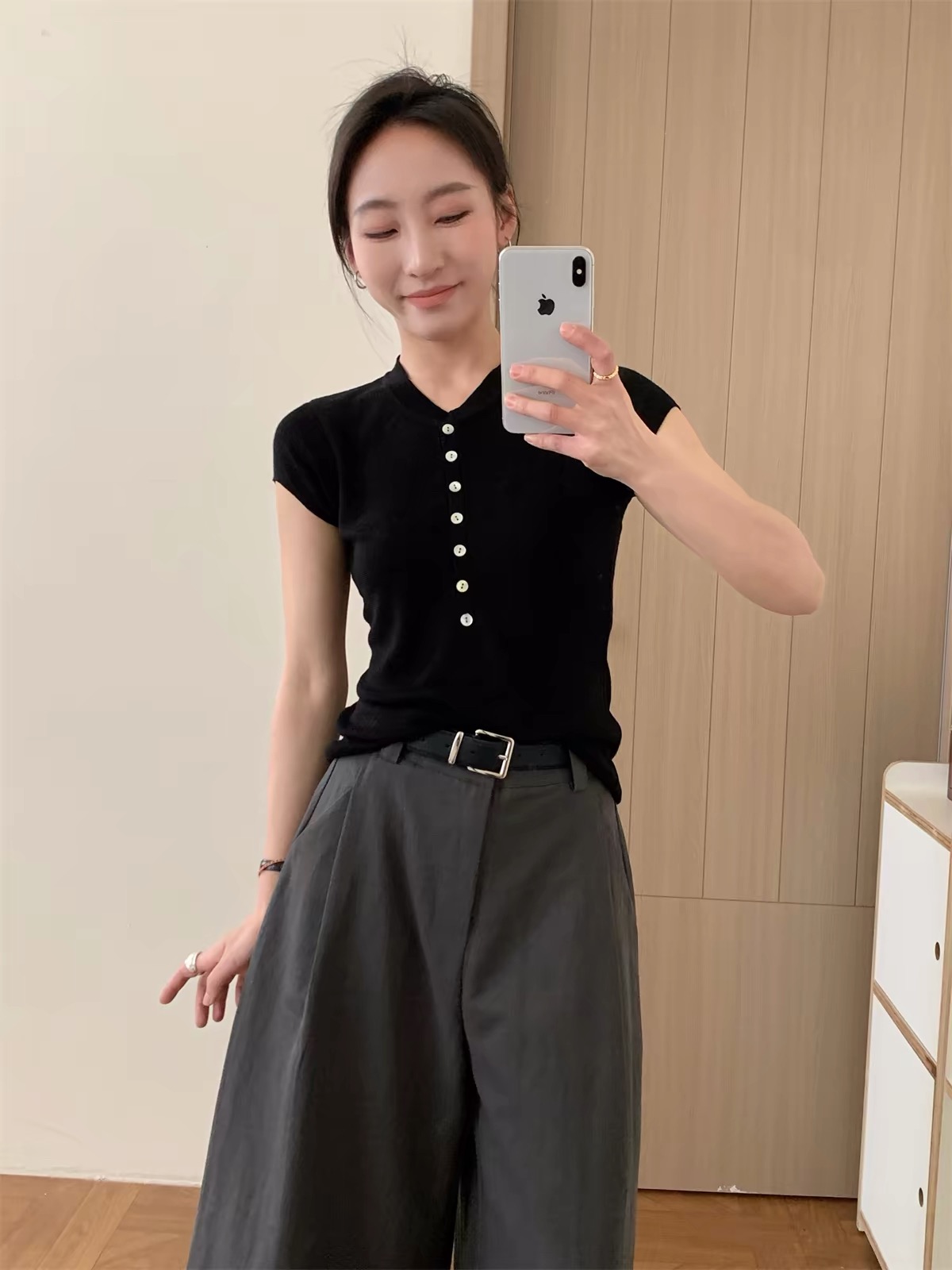 한 부서 느긋한 바람 하프 버클 니트 반팔 여성 2026 봄 새로운 몸매 가꾸기 슬림해 보이는 작은 키 풀오버 맨위 트렌디