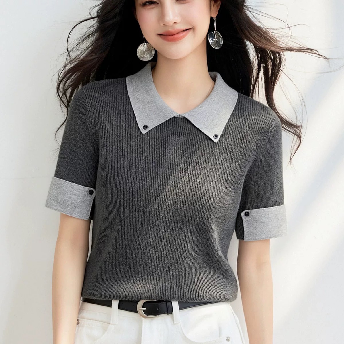 배색 몸매 가꾸기 반팔 티셔츠 니트 스웨터 맨위 여성 여름 2026 새로운 외국 가스 연령 감소 디자인 센스 작은 대중