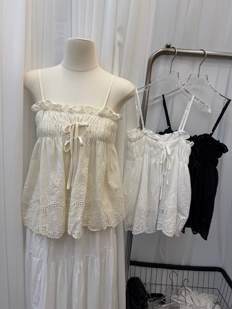 2026 여름 새로운 검정색 캐미솔 프랑스식 홀로우 아웃 자수 인형 셔츠 달콤한 매운맛 바람 슬림해 보이는 맨위