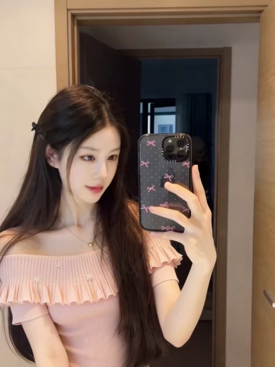 lym studio 베이지 색 오프숄더 프릴 반팔 티셔츠 여성 몸매 가꾸기 슬림해 보이는 다용도 오프숄더 맨위 트렌디