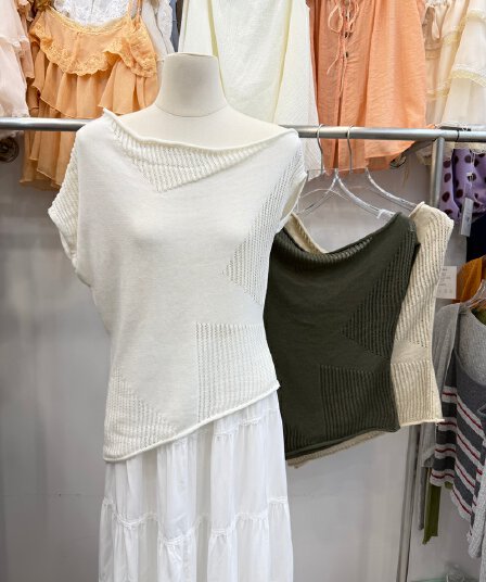 불규칙 비스듬한 어깨 니트 맨위 여성 여름 얇은 스타일 디자인 센스 홀로우 아웃 통기성 루즈핏 슬림해 보이는 반팔 티셔츠