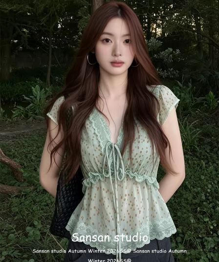프랑스식 고급 센스 V넥 레이스 측면 도트 무늬 셔츠 여성 여름 2026 새로운 작은 날다 소매 레이스업 다용도 맨위