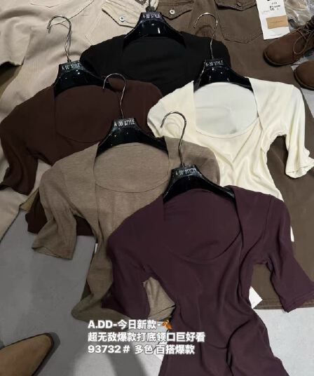 2026 가을 새로운 계절 한국 스타일 디자인 센스 순수한 욕망 어깨 u 칼라 몸매 가꾸기 슬림해 보이는 맨위 반팔 티셔츠 여성 트렌디
