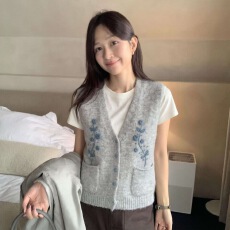批发韩系文艺轻纯复古花朵针织马甲女2026秋冬无袖开衫<b class='q'>百搭</b>显瘦外套