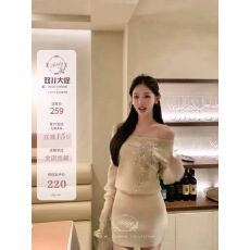 批发Hotdog 热狗很辣 暮色碎钻杏色<b class='q'>钉珠</b>设计感针织长袖<b class='q'>连衣裙</b>裙子