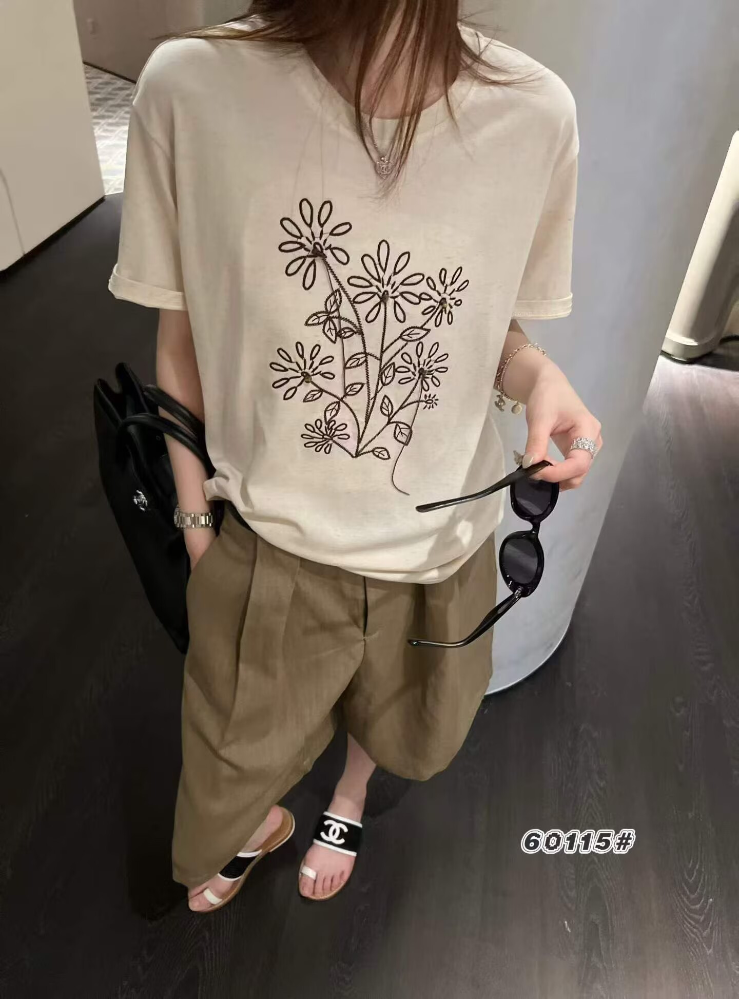 재고 있음 디자인 센스 전후 자수 꽃 반팔 티셔츠 여성 루즈핏 슬림해 보이는 느긋한 바람 다용도 맨위