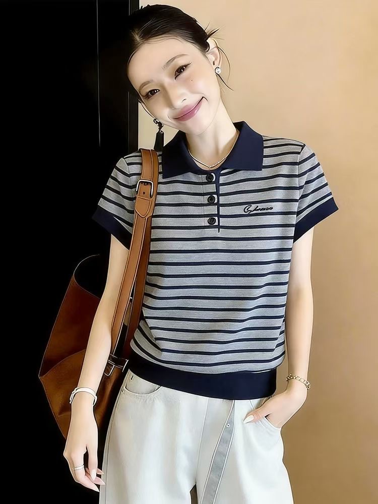 재고 있음 2026 여름 새로운 출퇴근 바람 티셔츠 여성 배색 스트라이프 POLO 칼라 루즈핏 반팔 풀오버 맨위