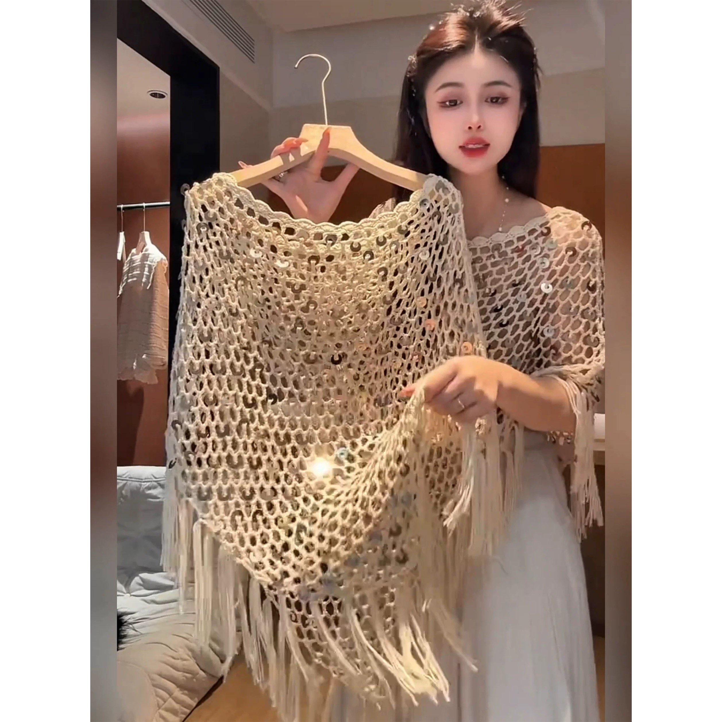 재고 있음 유럽 상품 무거운 작업 스팽글 자수 홀로우 아웃 술 살구 색상 숄 여성 여름 작은 대중 디자인 센스 품격 맨위