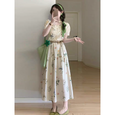 批发哺乳连衣裙法式碎花圆领<b class='q'>夏</b>季田园度假风收腰气质中长裙