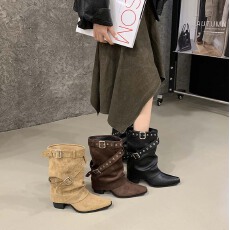 批发2025新款复古尖头瘦瘦靴皮带扣显瘦不过膝堆堆靴女百搭粗跟中筒靴