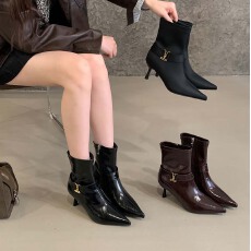 批发2025秋冬新款设计感尖头细跟时装靴黑色性感金属高跟瘦瘦靴女短靴