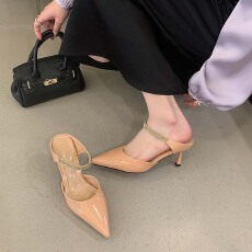 批发2026早春新款两穿高跟凉鞋凉拖女温柔裸色漆皮细跟浅口水钻一字带