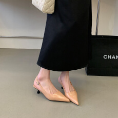 批发高定2026早春新款气质软皮尖头后绊带矮跟鞋性感浅口包头细跟凉鞋