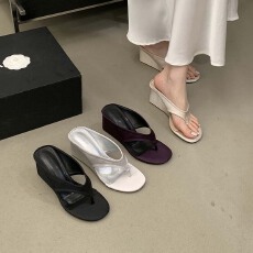 批发银色坡跟夹趾人字拖鞋仙女鞋子外穿2026夏季配裙子度假风凉拖凉鞋