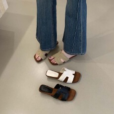 批发平底一字凉拖鞋女夏外穿2026新款一脚蹬不累脚黑色方头度假沙滩鞋