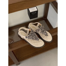 批发2026夏季新款夹脚时装凉鞋女平底年新款爆款串珠仙女风罗马鞋大码