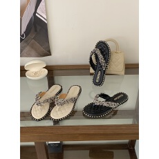 批发凉拖女平底2026<b class='q'>夏</b>季新款时尚水钻夹脚人字拖户外穿大码拖鞋女