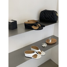 批发2026小众设计夏季新款显瘦坡跟韩板露趾夹趾人字拖凉拖现货35-40