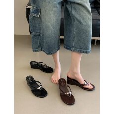 批发2026夏季新品5CM坡跟拖鞋细带夹趾金属扣人字拖女凉拖外现货35-40