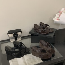 批发2026春夏圆头坡跟夹脚女士人字拖<b class='q'>休闲</b>时尚高跟凉鞋