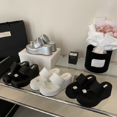 批发<b class='q'>韩版</b>水钻套趾拖鞋外穿2026夏季新款沙滩凉拖坡跟一字拖女凉鞋