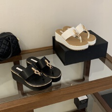 批发2026夏季新款坡跟夹脚拖鞋女金属链条装饰厚底凉拖外穿沙滩鞋