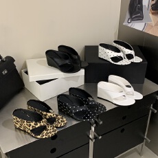 批发<b class='q'>韩版</b>坡跟厚底人字拖女夏外穿百搭增高夹脚波点凉拖鞋2026年新款