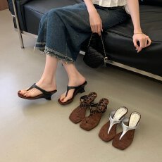 批发<b class='q'>韩版</b>坡跟人字拖女2026年夏季新款外穿百搭小众夹趾高跟凉拖鞋