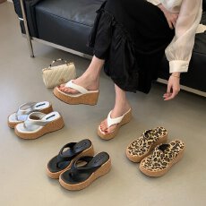 批发<b class='q'>韩版</b>厚底坡跟人字拖女2026夏季新款外穿增高夹脚凉拖鞋时尚小个子