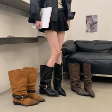 批发复古风尖头粗跟堆堆靴女秋冬季2026年皮带扣中筒靴辣妹炸街裤管靴