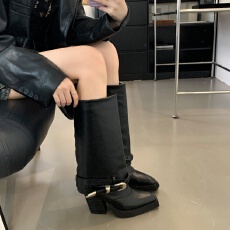 批发欧美小众设计西部牛仔靴女2026秋<b class='q'>冬</b>新款粗跟尖头皮带扣长筒马丁靴