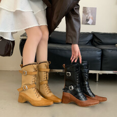 批发2026新款复古方头粗跟西部牛仔靴女皮带扣金属猎装马丁靴机车靴子