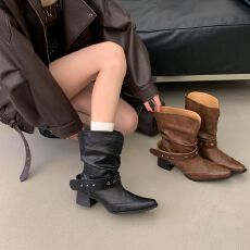 批发西部短靴女显瘦粗跟黑色尖头褶皱骑士堆堆靴复古短筒机车马丁靴子