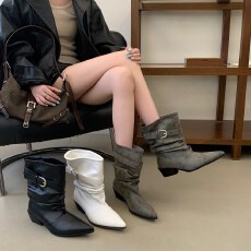 批发2026新款高级感白色尖头骑士靴女百搭防滑粗跟皮带扣堆堆靴中筒靴