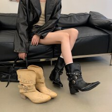 批发<b class='q'>韩版</b>朋克风铆钉皮带扣骑士靴女冬季尖头粗跟机车靴短靴马丁靴