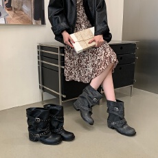 批发黑色皮带扣骑士靴女短筒机车靴显瘦裤管靴辣妹铆钉圆头粗跟短靴子