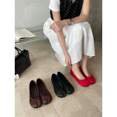 批发2026年新款平底猪蹄鞋夹趾女鞋