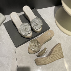 批发草编厚底坡跟凉拖鞋女2026夏新款时尚透明水钻花朵外穿高跟一字拖