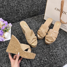 批发绝美坡跟凉拖鞋2026新款外穿沙滩度假波西米亚风<b class='q'>夏</b>天配裙子的鞋